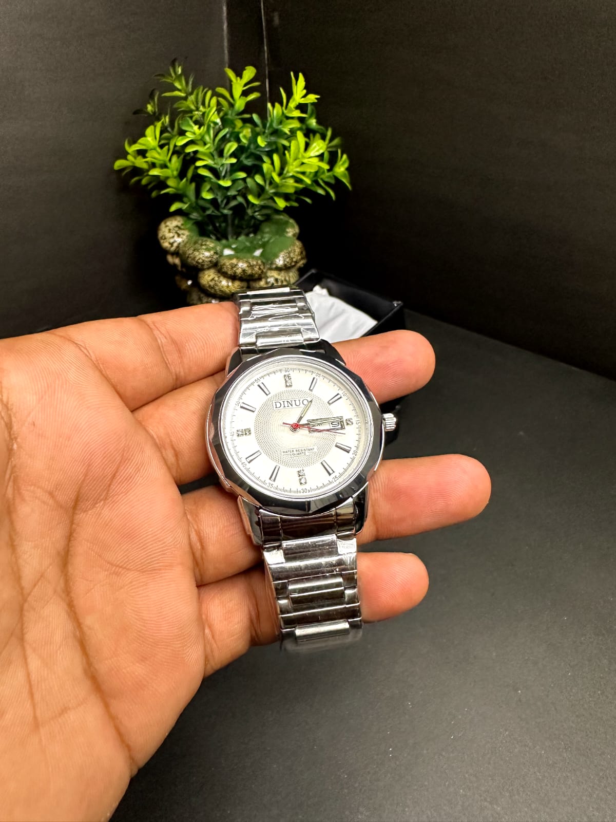 DINUO Luxury Stainless Steel Men’s Watch – Elegant Day & Date Display